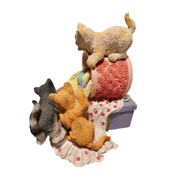 Westland Musical Figurine Kittens Playing With Hat Box Tune "Whats New Pussycat" - Picture 2 of 6